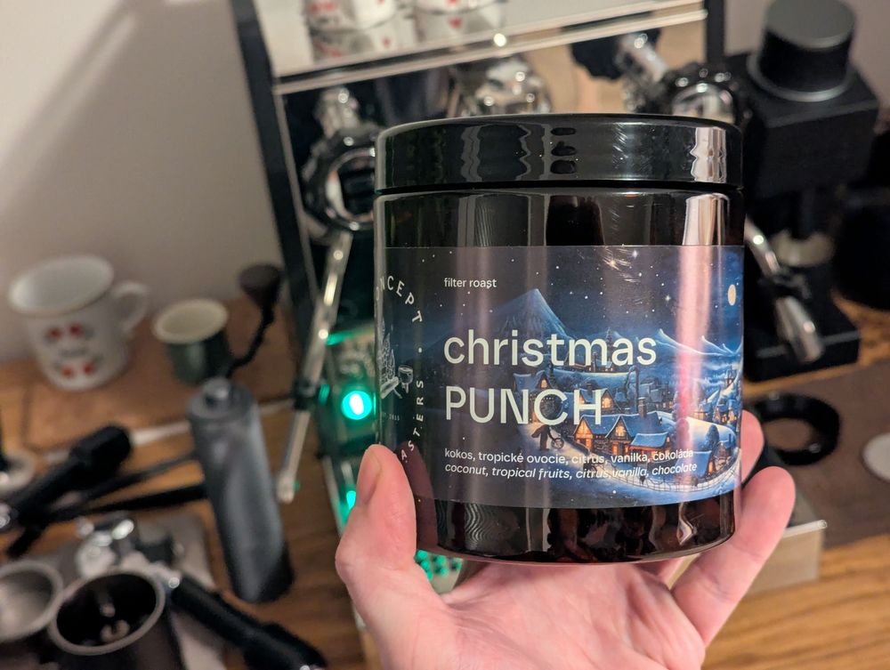 Kolumbie Christmas Punch je doslova vánoční exploze chutí. Intenzivní kokos a čokoláda tvoří základ, který je nádherně doplněn svěžími citrusy a jemnou sladkostí, která připomíná tropické ovoce.