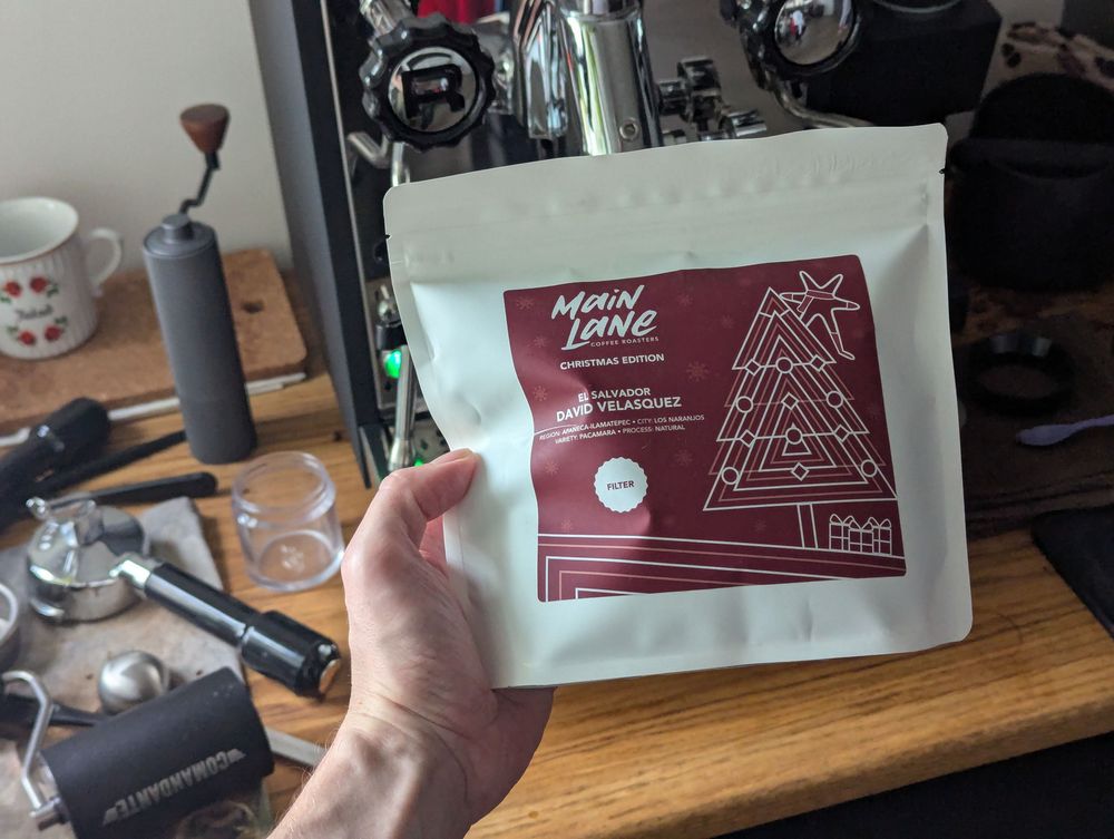 Výběrová káva El Salvador David Velásquez od berlínské pražírny Main Lane Coffee Roasters zaujme kombinací červených bobulí a karamelu. 